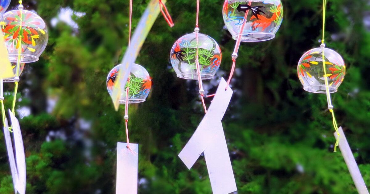 風に揺れる金魚模様の風鈴
