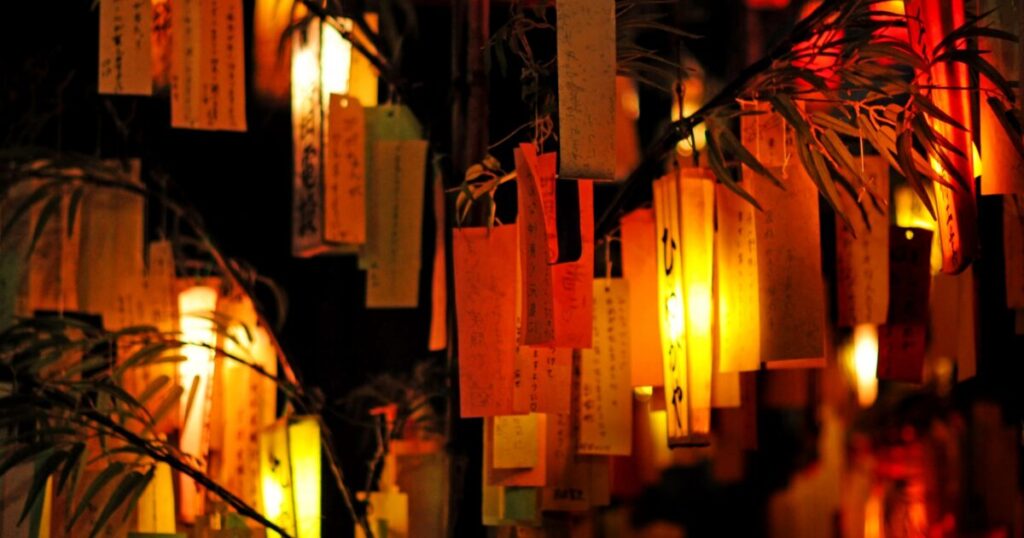 夜の竹に灯る短冊と提灯