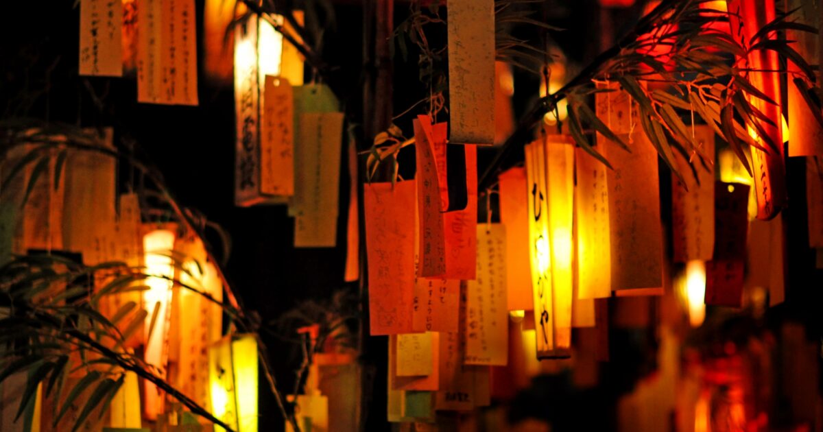 夜の竹に灯る短冊と提灯