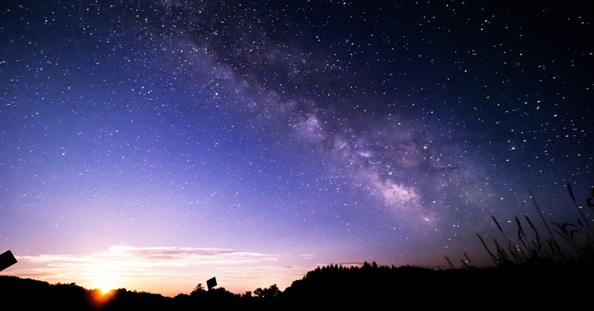 夜明けの空に広がる天の川と星空