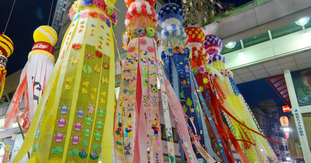 夜の商店街に飾られた七夕の吹き流し