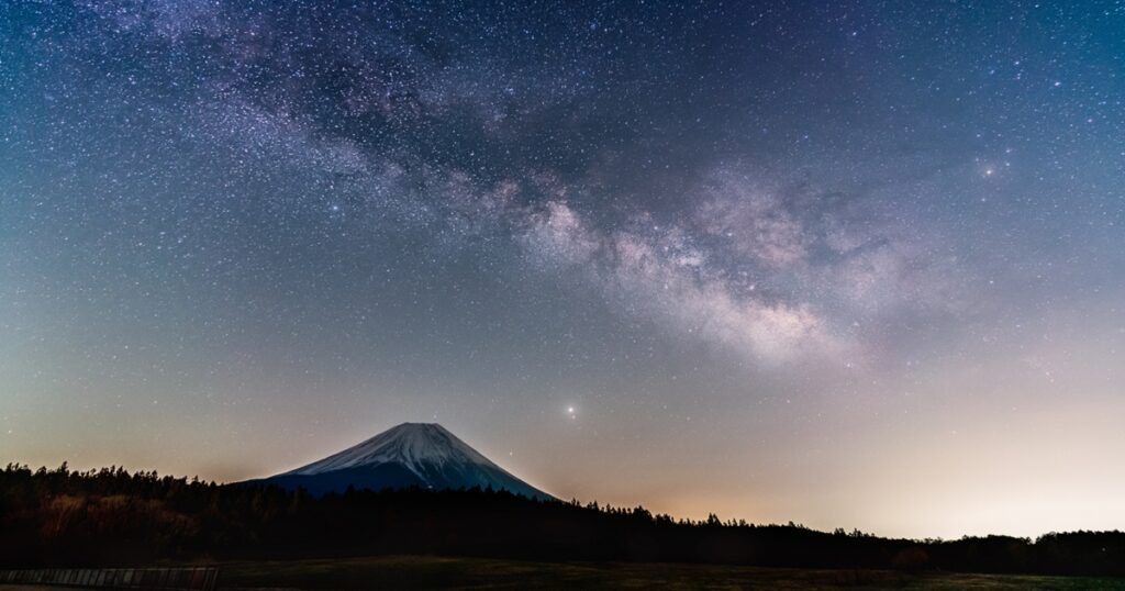 星空と天の川と富士山の夜景