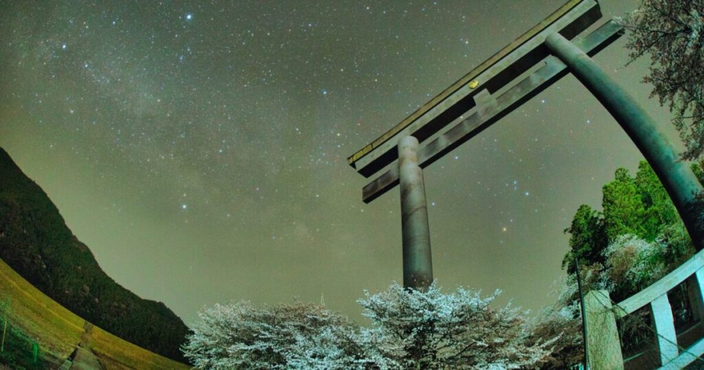 夜空と巨大な鳥居
