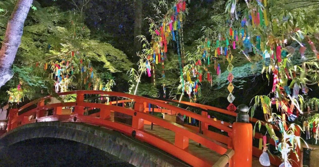 夜の神社の橋と七夕飾りのライトアップ
