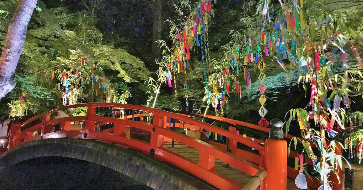 夜の神社の橋と七夕飾りのライトアップ