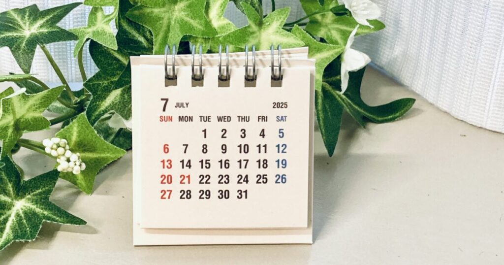 観葉植物と2025年7月の卓上カレンダー