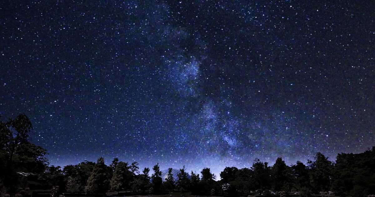 夜空に広がる満天の星と天の川