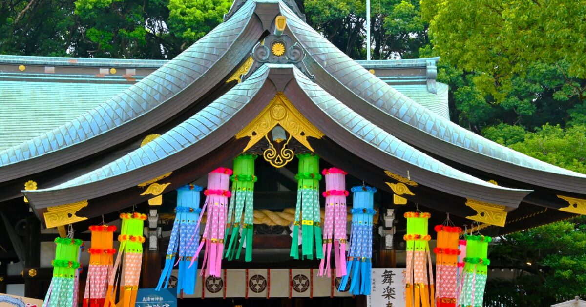 神社の屋根に飾られた色鮮やかな七夕吹き流し