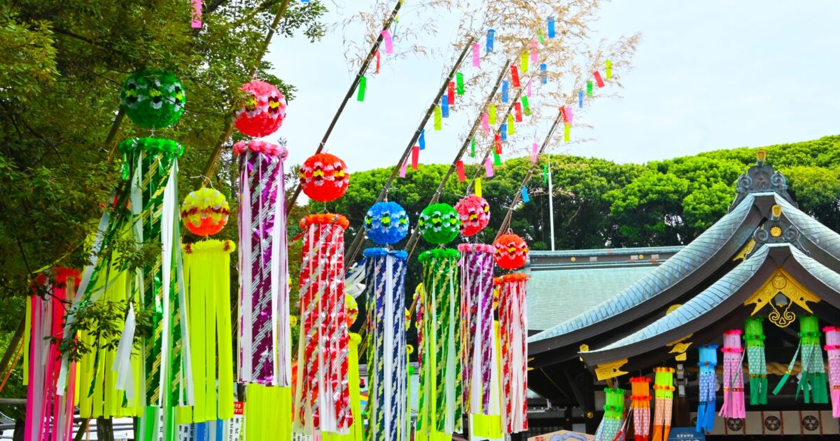 神社前に並ぶ色鮮やかな七夕の吹き流し飾り
