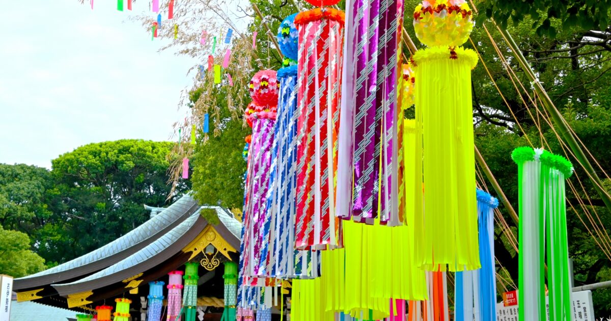 七夕飾りが揺れる神社の境内と色とりどりの吹き流し