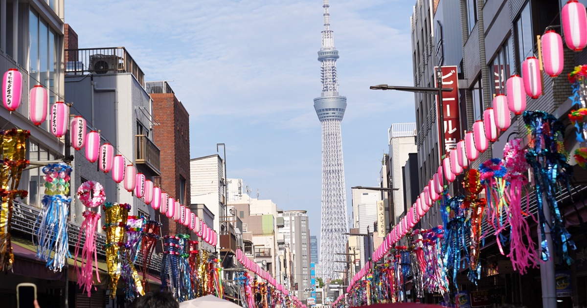 スカイツリーと商店街に並ぶ七夕の吹き流し