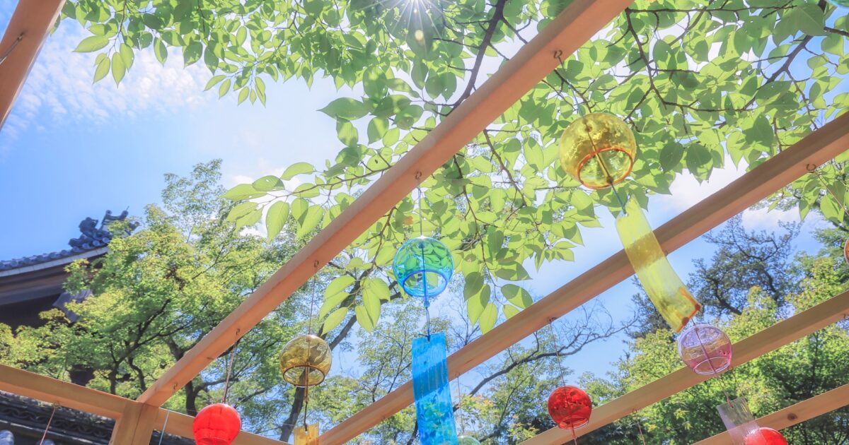 青空と風鈴が吊るされた夏の神社境内
